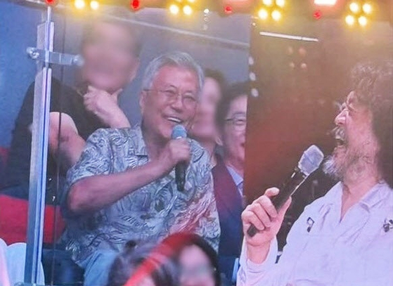 지난달 29일 인천 영종도 인스파이어 아레나에서 열린 '더파워풀' 토크콘서트에 참석한 문재인 전 대통령이 진보 성향 방송인 김어준씨와 대화를 나누고 있다. 사진 엑스 캡처