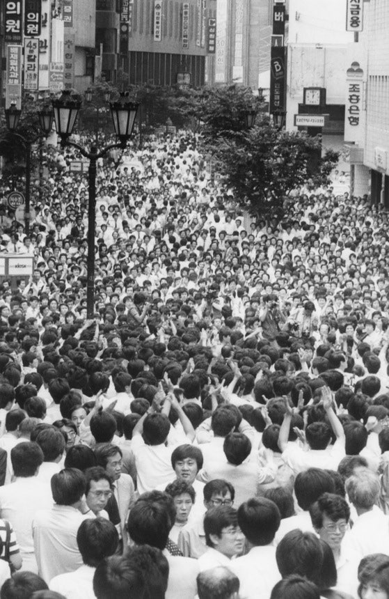1987년 6월 15일 점심시간 서울 명동 거리에 직장인들이 쏟아져 나와 시위를 벌이고 있다. [중앙포토]