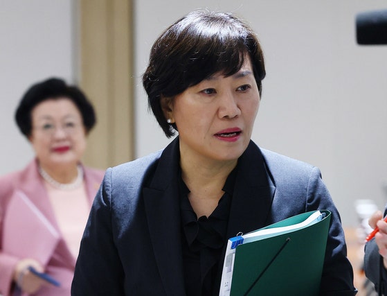 송미령 농림축산식품부 장관이 24일 서울 용산 대통령실 청사에서 열린 국무회의에 참석하고 있다. 이재명 대통령은 각 부처 장관 후보자를 지명하면서 윤석열 정부 인사 가운데 유일하게 송 장관을 유임했다. 대통령실사진기