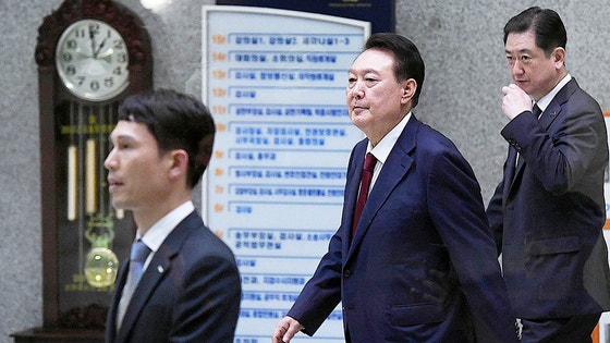  지난달 29일 피의자 신분으로 내란 특검 조사를 받은 윤석열 전 대통령이 서초구 서울고검 청사를 나서고 있다. 연합뉴스