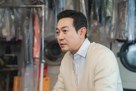 박용우는 극중 연쇄살인마 윤조균 역을 맡았다. 마을에선 깔끔한 멋쟁이 아저씨로 자신을 포장한다. 사진 스튜디오엑스플러스유, 디즈니플러스