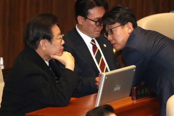 지난해 12월 11일 이재명 당시 더불어민주당 대표와 진성준 정책위의장이 서울 여의도 국회에서 열린 제419회국회(임시회) 제1차 본회의 윤석열 대통령 위헌적 비상계엄 선포 내란행위 관련 긴급현안질문에서 대화하고 있