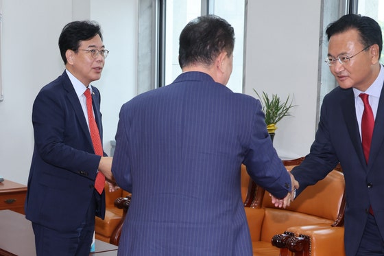 송언석 국민의힘 비상대책위원장 겸 원내대표(왼쪽)가 1일 오후 서울 여의도 국회 운영위원장실에서 김병기 더불어민주당 대표 직무대행 겸 원내대표와 비공개 회동하고 있다. 오른쪽은 유상범 원내수석부대표. 뉴스1