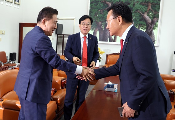 더불어민주당 김병기 원내대표와 국민의힘 송언석 원내대표, 유상범 원내운영수석부대표(왼쪽부터)가 1일 오후 국회에서 추경안 관련 비공개 회동에 앞서 인사하고 있다. [뉴시스]