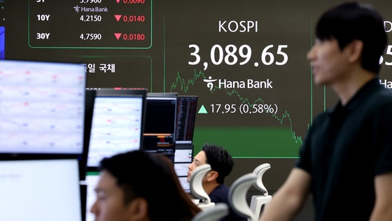 1일 오후 서울 중구 하나은행 딜링룸에 코스피 종가가 표시 되고 있다.   이날 코스피는 장중 2% 가까이 오르며 연고점을 갱신했으나 0.58% 상승한 3089.65로, 코스닥은 0.28% 상승한 783.67에 마쳤