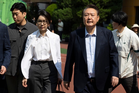 윤석열 전 대통령과 김건희 여사가 제21대 대통령 선거일인 지난달 3일 오전 서울 서초구 원명초등학교 투표소에서 투표를 마치고 차량으로 이동하고 있다. 장진영 기자.
