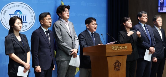 '김학의 불법 출국금지 사건'으로 재판을 받았던 조국혁신당 차규근 의원, 이광철 당무감사위원장, 이규원 전략위원장 등이 2일 서울 여의도 국회 소통관에서 이재명 정부의 첫 검찰 인사 대상 중 송강 검찰국장과 임세진 