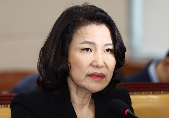 이진숙 방송통신위원장이 지난달 27일 오후 서울 여의도 국회에서 열린 과학기술정보방송통신위원회 전체회의에서 의원 질의에 답변하고 있다. 뉴스1