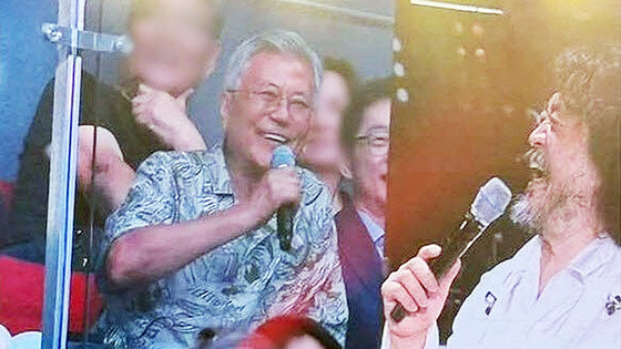 지난달 29일 인천 영종도 인스파이어 아레나에서 열린 ‘더파워풀’ 토크콘서트에 참석한 문재인 전 대통령이 진보 성향 방송인 김어준씨와 대화를 나누고 있다. 사진 X 캡처