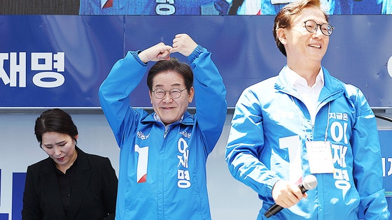  이재명 대통령이 대선 후보 시절인 지난 5월 14일 부산시 부산진구 서면 젊음의거리에서 열린 부산유세에서 해양수산부 부산 이전 등을 약속한 뒤 손가락을 걸어 보이고 있다. 김성룡 기자