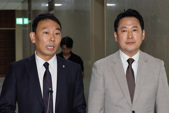 국회 법제사법위원회 여야 간사인 더불어민주당 김용민 의원(왼쪽)과 국민의힘 장동혁 의원이 2일 서울 여의도 국회에서 상법개정안 처리에 합의한 뒤 취재진에게 합의 내용을 설명하고 있다. 연합뉴스