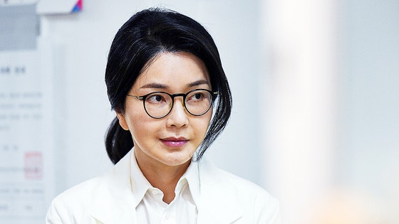 윤석열 전 대통령의 부인 김건희 여사가 지난달 서울 서초구 원명초등학교에 마련된 서초구 제3투표소에서 투표를 하기 위해 줄을 서 있다. 뉴스1