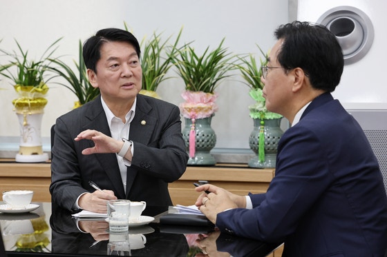 국민의힘 혁신위원장으로 내정된 안철수 의원(왼쪽)이 2일 국회에서 송언석 비상대책위원장 겸 원내대표와 면담하고 있다. 안 의원은 “코마 상태인 국민의힘을 살려내겠다”고 말했다. [뉴스1]