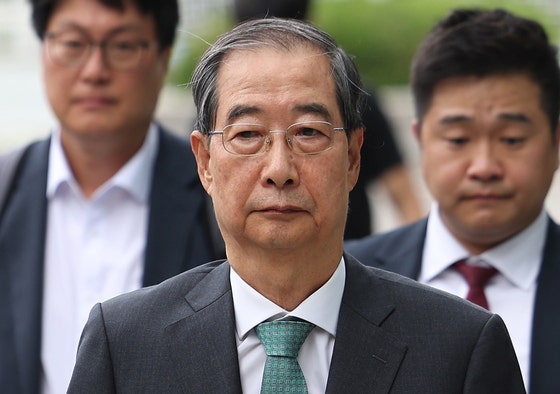 한덕수 전 국무총리가 2일 내란 특검팀의 조사를 받기 위해 서울 서초구 서울고검 청사로 향하고 있다. 연합뉴스