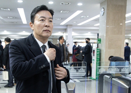 김성훈 전 대통령경호처 차장이 지난 1월 22일 오전 서울 여의도 국회에서 열린 윤석열 정부의 비상계엄 선포를 통한 내란 혐의 진상규명 국정조사 1차 청문회에 출석하기 위해 이동하고 있다. 뉴스1