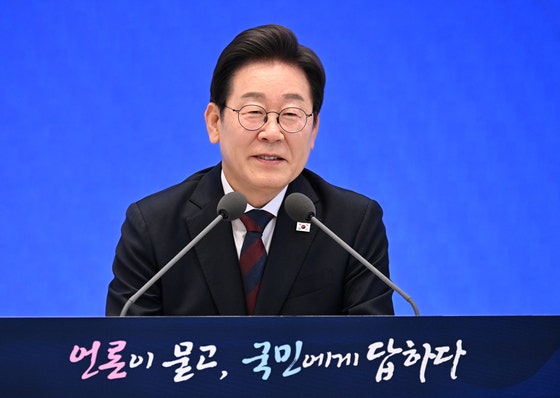 이재명 대통령이 3일 서울 종로구 청와대 영빈관에서 열린 취임 첫 공식 기자회견 '대통령의 30일, 언론이 묻고 국민에게 답하다'에 참석해 발언하고 있다. 대통령실사진기자단 