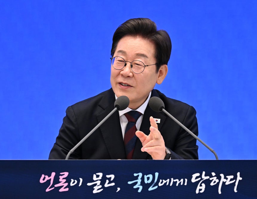 이재명 대통령이 3일 서울 종로구 청와대 영빈관에서 열린 취임 첫 공식 기자회견 '대통령의 30일, 언론이 묻고 국민에게 답하다'에 참석해 기자 지문에 다변하고 있다. 연합뉴스