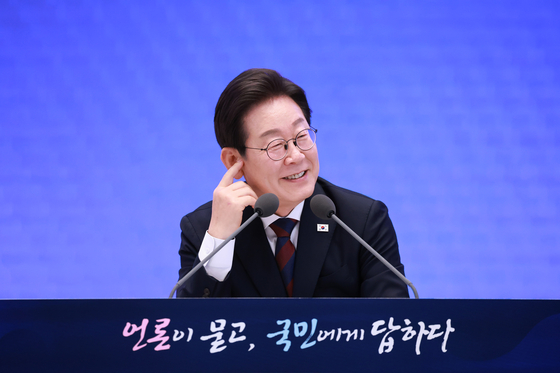 이재명 대통령이 3일 청와대 영빈관에서 열린 '대통령의 30일, 언론이 묻고 국민에게 답하다' 기자회견에서 발언하고 있다. 연합뉴스