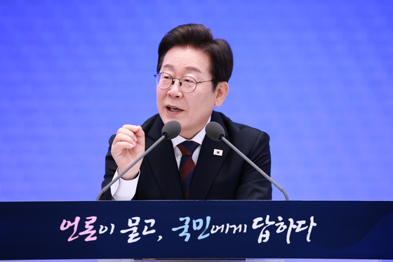 이재명 대통령이 3일 청와대 영빈관에서 열린 '대통령의 30일, 언론이 묻고 국민에게 답하다' 기자회견에서 발언하고 있다. 연합뉴스