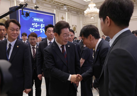 이재명 대통령이 3일 서울 종로구 청와대 영빈관에서 열린 취임 첫 공식 기자회견 '대통령의 30일, 언론이 묻고 국민에게 답하다'를 마친 후 기자들과 인사하고 있다. 대통령실사진기자단
