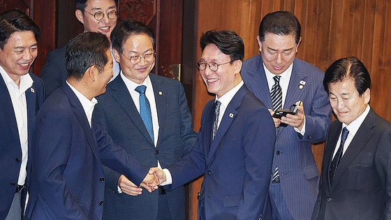 김민석 국무총리 후보자가 3일 오후 서울 여의도 국회에서 열린 본회의에서 동료 의원들과 인사나누고 있다. 뉴스1