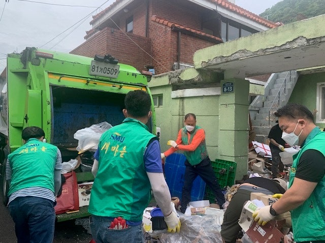 대구 수성구과 수성구새마을협의회가 함께 저장강박 가구를 찾아 대규모 환경 개선 작업을 실시했다. 뉴스1 
