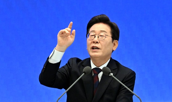 질문 추첨해 121분간 즉답, 취임 한달 ‘이 대통령 자신감’