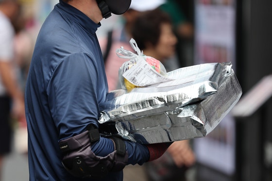 33도? 30도? '고무줄 폭염할증'…사장님은 이제 배달콜이 무섭다