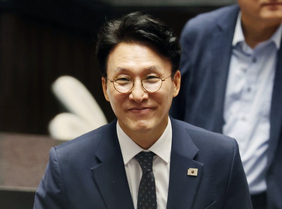김민석 국무총리 후보자가 3일 국회 본회의에서 자신에 대한 임명동의안 투표를 마치고 이동하고 있다. 연합뉴스, 