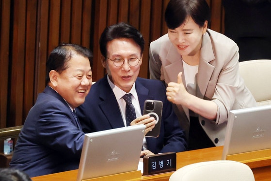 김민석 국무총리 후보자가 3일 국회 본회의장에서 임명동의안 투표를 앞두고 더불어민주당 김병주 의원의 유튜브 라이브방송에 깜짝 출연하고 있다. 오른쪽은 전현희 의원. 연합뉴스