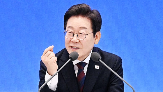 이재명 대통령이 3일 서울 종로구 청와대 영빈관에서 열린 취임 첫 공식 기자회견 '대통령의 30일, 언론이 묻고 국민에게 답하다'에 참석해 기자들의 질문에 답하고 있다. 2025.07.03. 대통령실사진기자단