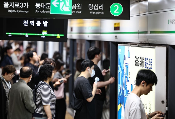 4일 서울 지하철 2호선 시청역에서 시민들이 지하철을 기다리고 있다.  이날 오전 서울 지하철 2호선 서울대입구역에서 신호장애가 발생으로 운행이 한동안 중단돼 시민들이 출근길 불편을 겪었다.  신호장애로 오전 8시부