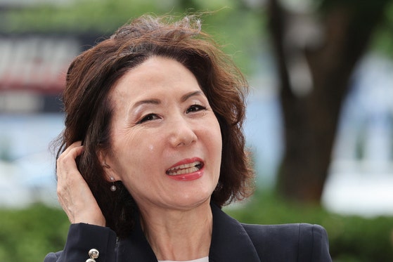 이진숙 교육부 장관 후보자가 지난달 30일 오전 서울 여의도 한국교육시설안전원에 마련된 인사청문회 사무실로 출근하며 취재진의 질의에 답변하고 있다. 뉴스1