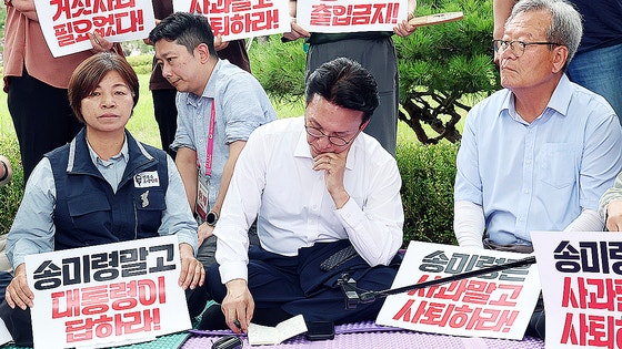  김민석 국무총리가 취임 후 첫 일정으로 4일 오전 서울 용산구 대통령실 앞에서 송미령 농림축산식품부 장관 유임 결정 철회를 촉구하며 항의 농성 중인 농민단체와 면담을 하고 있다. 뉴스1