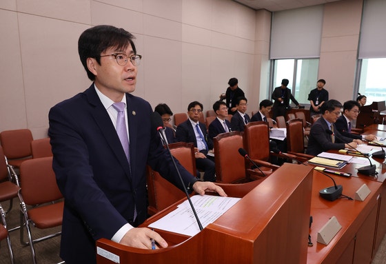 한미 관세협상 추진 계획 보고하는 여한구 통상교섭본부장   (서울=연합뉴스) 김주형 기자 = 여한구 산업통상자원부 통상교섭본부장이 4일 국회에서 열린 산업통상자원중소벤처기업위원회 전체회의에 참석해 한미 관세협의 통상