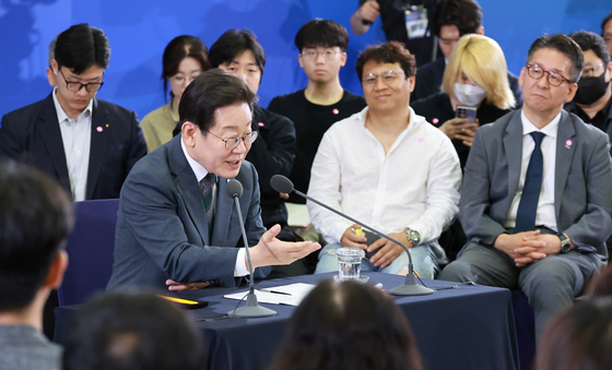 이재명 대통령이 4일 대전컨벤션센터에서 열린 '충청에서 듣다, 충청 타운홀 미팅'에서 발언하고 있다. 뉴시스