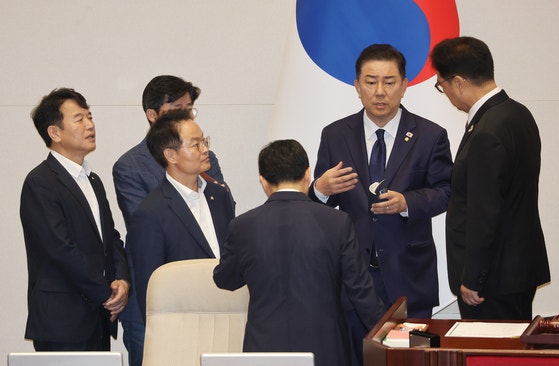 4일 국회 본회의장에서 우원식 국회의장과 더불어민주당 김병기 당대표 직무대행 겸 원내대표가 대화를 나누고 있다. 연합뉴스