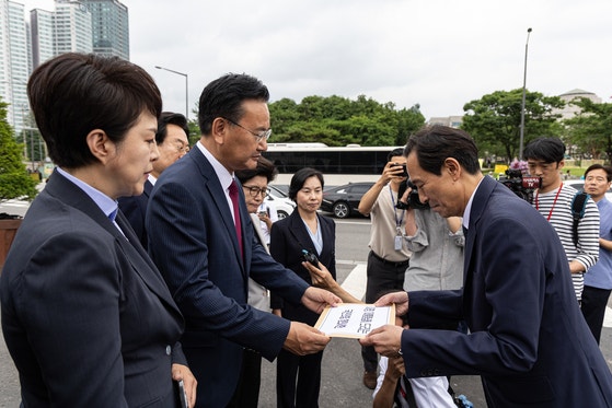 유상범 국민의힘 원내운영수석부대표와 김은혜 원내정책수석부대표를 비롯한 의원들이 4일 서울 용산구 대통령실 앞에서 우상호 정무수석에게 항의서한을 전달하고 있다. 국민의힘은 이날 추가경정예산(추경)안에 대한 여야 합의가