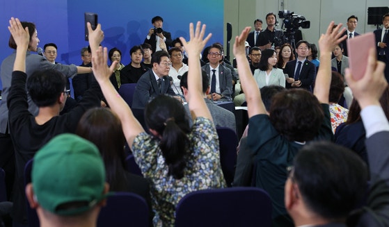 이재명 대통령이 4일 대전 유성구 대전컨벤션센터에서 열린 국민소통 행보, 충청의 마음을 듣다 '충청의 꿈 다시 키우다'에서 참석자들의 질문을 받고 있다. 대통령실사진기자단