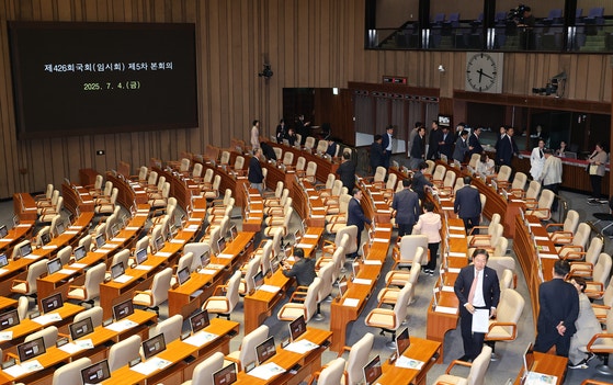 4일 국회 본회의장에서 본회의 개의가 지연되자 국민의힘 의원들이 밖으로 나서고 있다. 연합뉴스