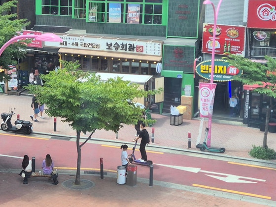 서울 마포구 '킥보드 없는 거리'에서 지난 3일 오후 한 남성이 킥보드를 타고 지나가고 있다. 전율 기자
