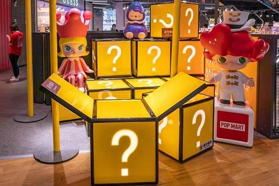중국에선 블라인드 박스 형태로 판매되는 장난감 브랜드를 비판하는 지적도 나왔다. 웨이보 