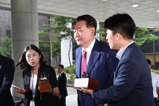 윤석열 전 대통령이 5일 오전 서초구 서울고등검찰청에 마련된 내란특검에서 2차 대면조사를 받기 위해 출석하고 있다. 뉴스1