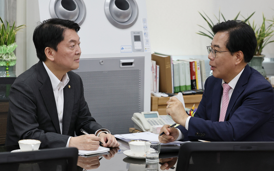 송언석 국민의힘 비상대책위원장 겸 원내대표(오른쪽)가 지난 2일 국회에서 혁신위원장으로 내정된 안철수 의원과 회동하고 있다. 임현동 기자.