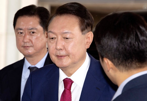 윤석열 전 대통령이 5일 내란 특검의 2차 조사를 받기 위해 조은석 특별검사팀 사무실이 있는 서울 서초구 서울고검에 출석하고 있다. 연합뉴스