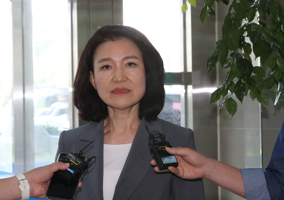 대전MBC 사장 재임 시절 법인카드를 사적으로 유용했다는 의혹을 받는 이진숙 방송통신위원장이 5일 대전 유성경찰서에 출석해 기자들의 질문을 받고 있다. 연합뉴스