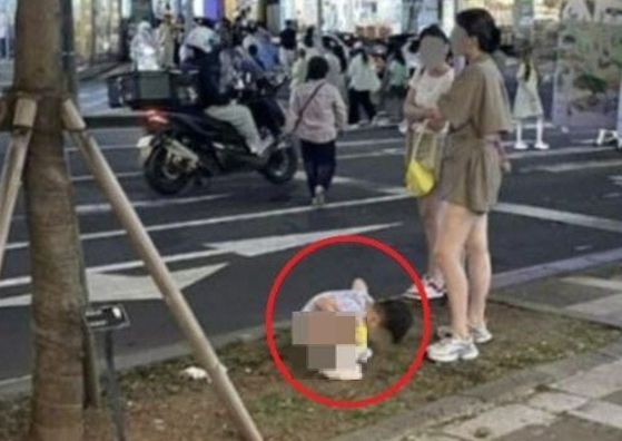 지난해 제주시 연동 길거리에서 중국인으로 추정되는 아이가 대변을 보는 모습. 사진 온라인 커뮤니티 캡처