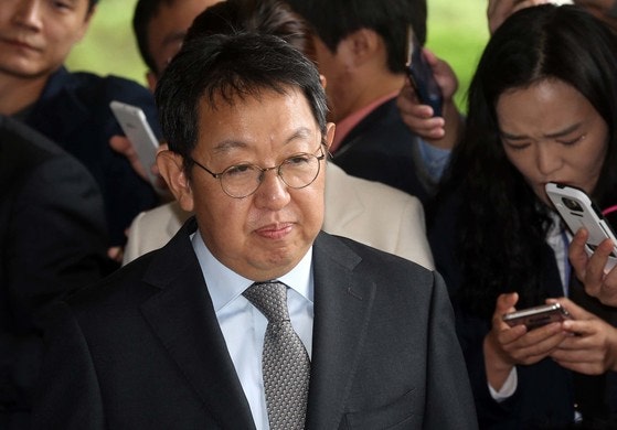 우병우 청와대 민정수석에 대한 감찰 내용을 누설한 혐의로 고발당한 이석수 전 특별감찰관이 2016년 10월 28일 피고발인 신분으로 서울 서초동 중앙지검에 출두하고 있다. 