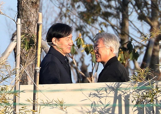 조국 전 조국혁신당 대표가 2024년 2월 12일 오후 경남 양산시 하북면 평산마을 문재인 전 대통령 사저를 방문해 문 전 대통령을 예방하고 있다. 뉴스1