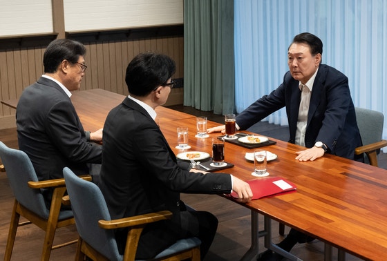 〈YONHAP PHOTO-4532〉 윤석열 대통령, 국민의힘 한동훈 대표와 면담   (서울=연합뉴스) 홍해인 기자 = 윤석열 대통령이 21일 서울 용산 대통령실 앞 파인그라스에서 국민의힘 한동훈 대표를 만나 대화하고